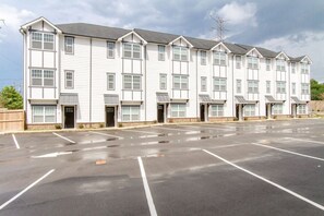 Exterior - 10 Mins To Broadway - Luxurious Gated Townhome (Nashville)