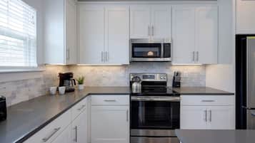 Kühlschrank, Mikrowelle, Herdplatte, Geschirrspüler