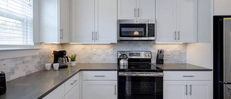 ثلاجة، ميكروويف، موقد طهي مسطح، غسالة أطباق