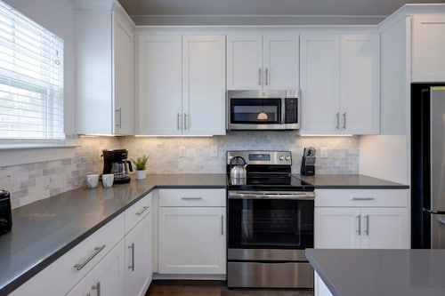 10 Mins To Broadway - Luxurious Gated Townhome