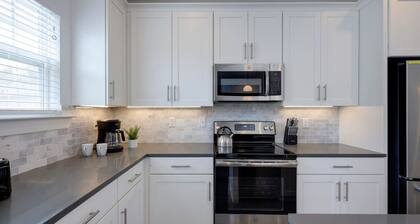 10 Mins To Broadway - Luxurious Gated Townhome