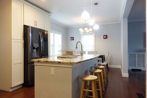 冰箱、微波炉、烤箱、炉灶