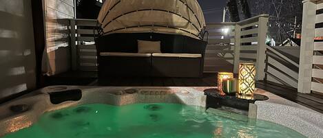Outdoor spa tub