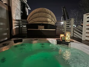 Bañera de hidromasaje al aire libre