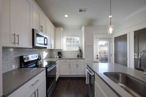 10 Mins To Broadway - Alluring Gated Townhome