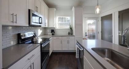 10 Mins To Broadway - Alluring Gated Townhome