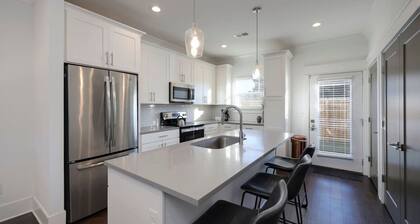 10 Mins To Broadway - Alluring Gated Townhome