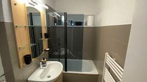 Baignoire, sĂšche-cheveux