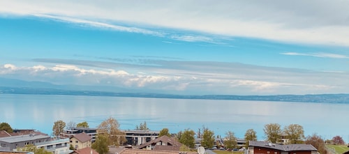 Superb lake view-T3 apartment with parking -Ideally located