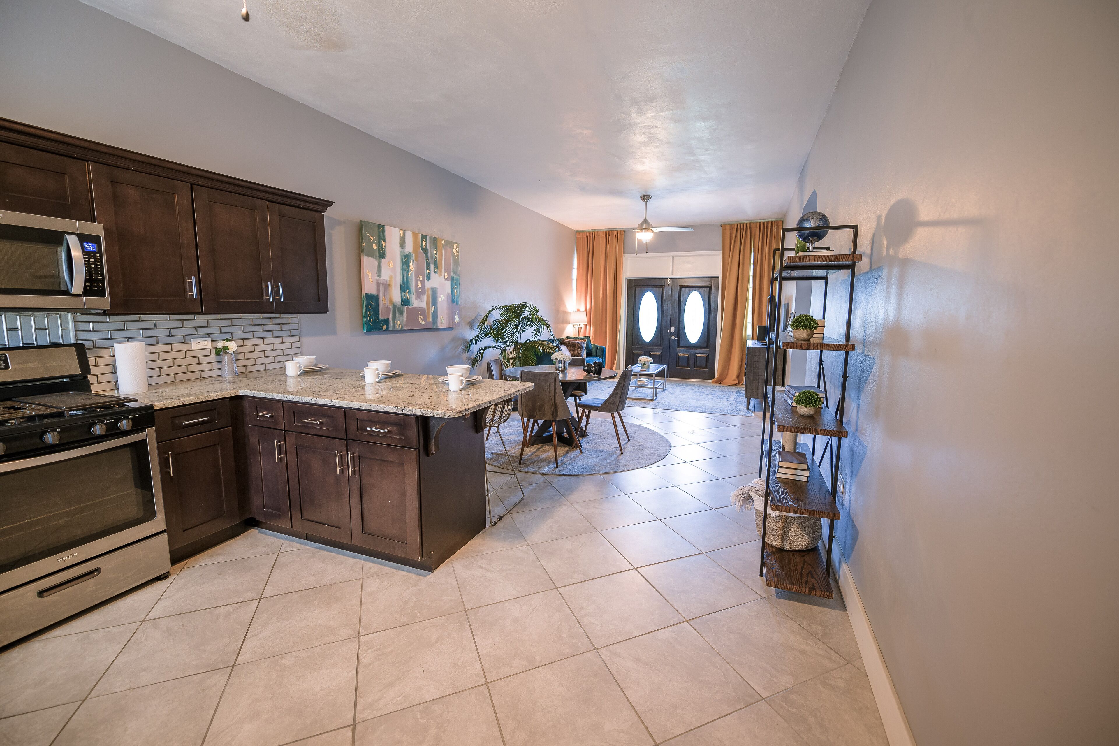 Réfrigérateur, micro-ondes, cafetière/bouilloire, grille-pain