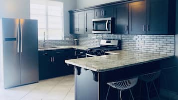 Réfrigérateur, micro-ondes, cafetiÚre/bouilloire, grille-pain