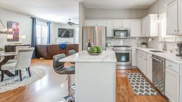 Frigorífico, microondas, horno y placa de cocina