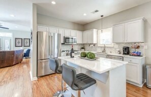 Kylskåp, mikrovågsugn, ugn och spishäll