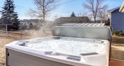 Westside Charm w/ enclosed yard, hot tub, quiet locale, rec room, elliptical