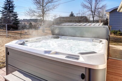 3BR Home , 6-Person Hot Tub + Fenced Yard , Dogs Welcome