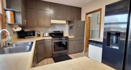 Westside Charm w/ enclosed yard, hot tub, quiet locale, rec room, elliptical