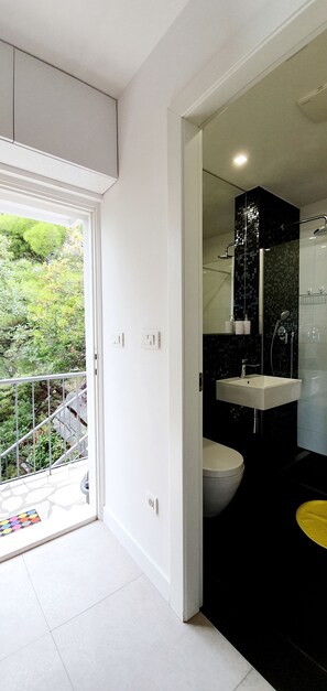 Douche, sĂšche-cheveux, serviettes fournies, savon