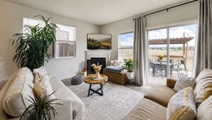 Living area - Russian River Brew-cation Home (Santa Rosa)