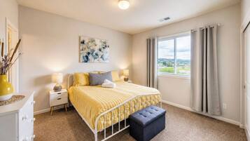 3 bedrooms, iron/ironing board, WiFi (free), bed sheets