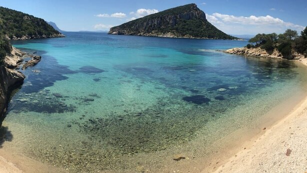 A clear coastal view with a sandy beach and rocky outcrops. - Villa Smeraldo (Sottomonte)