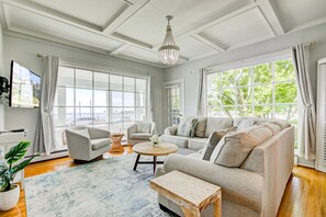 Smart TV, fireplace, computer monitors