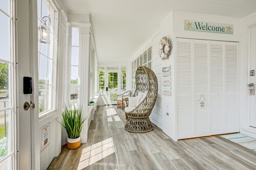 Ocean front and 3 beaches across,parks, short walk to historic downtown!