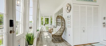 Ocean front and 3 beaches across,parks, short walk to historic downtown!