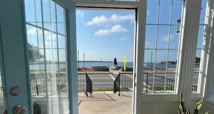 Ocean front and 3 beaches across,parks, short walk to historic downtown!