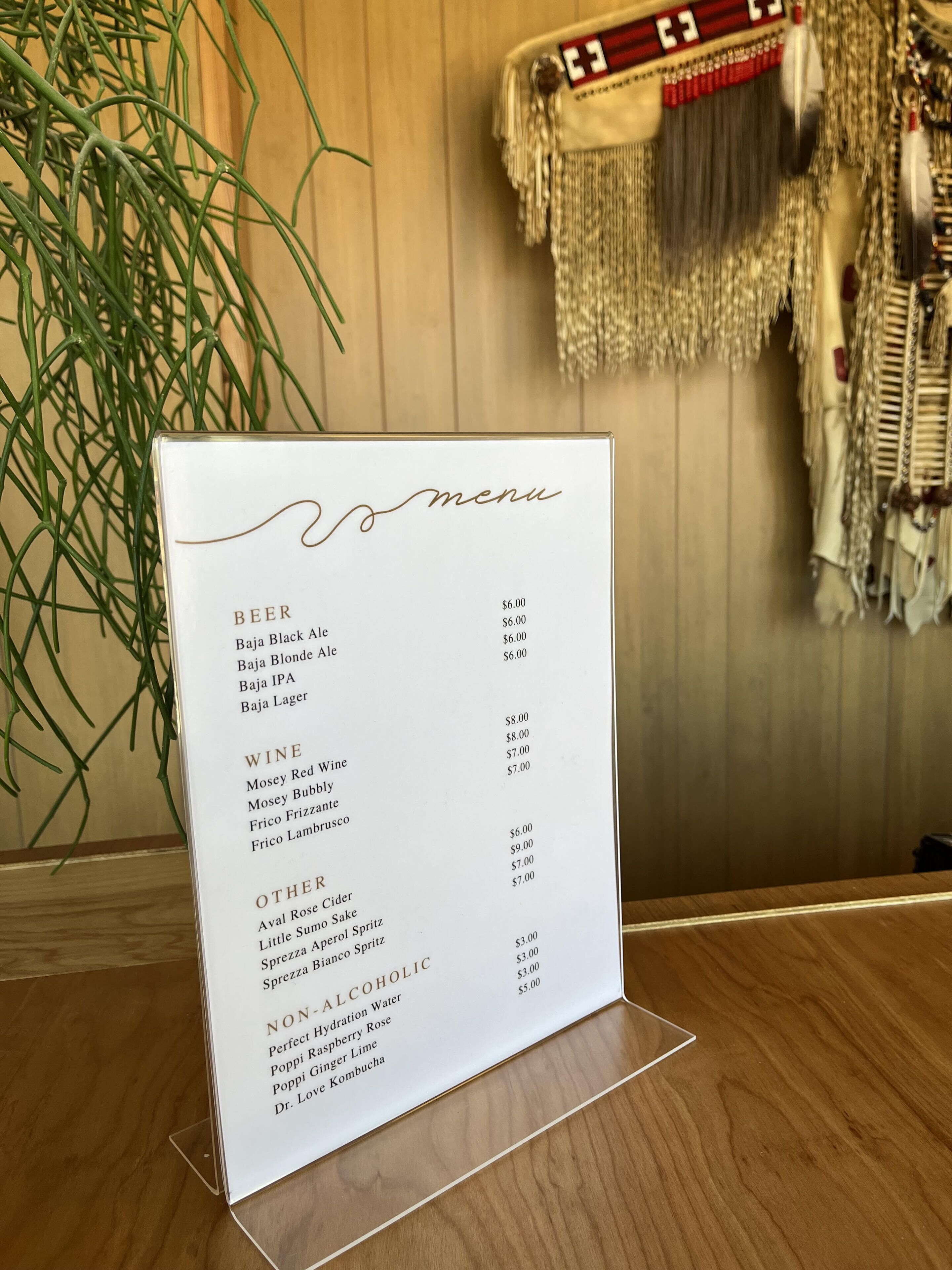 Un panneau affichant un menu avec différentes options de boissons et leurs prix.