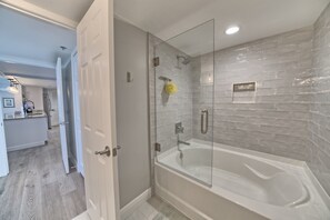 Combined shower/tub, hair dryer, towels
