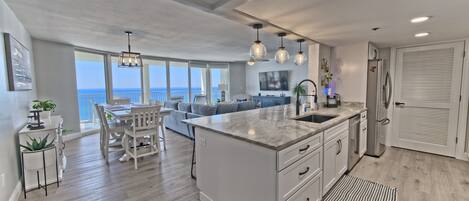 Réfrigérateur, micro-ondes, four, plaque de cuisson