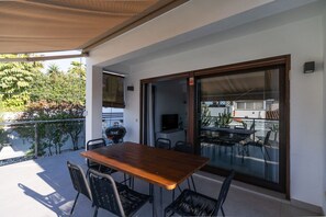 Outdoor dining - Modern Villa close to Costabella beach (Marbella)