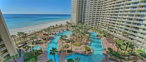 Una piscina techada, una piscina climatizada