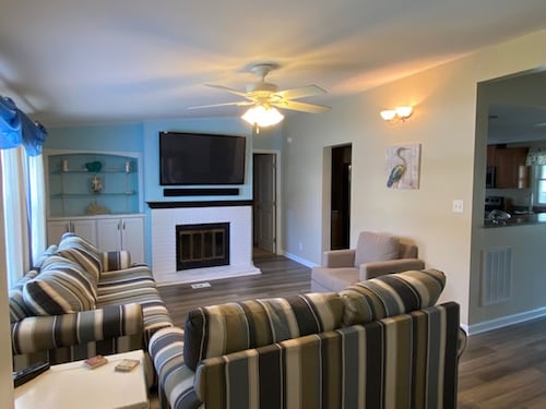 Close to the Beaches and Shopping 