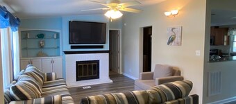 Close to the Beaches and Shopping 