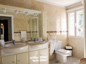 Een douche, een bubbelbad, gratis toiletartikelen, een haardroger