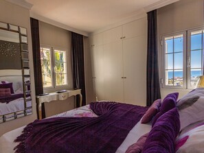4 bedrooms, iron/ironing board, free Internet, bed sheets