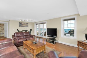 Smart TV, DVD player, livros, videoteca