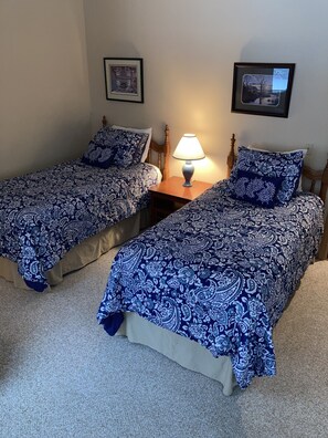 2 bedrooms, iron/ironing board, free WiFi, bed sheets - Spacious, economical condo for your family getaway. (Sunriver)