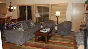 Televisión y chimenea