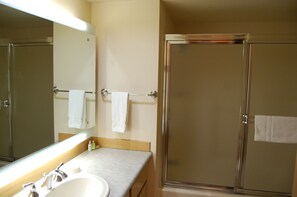 Combined shower/tub, jetted tub, hair dryer, towels - Spacious, economical condo for your family getaway. (Sunriver)