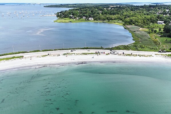 Beach - Beautiful Coastal Loft - 5 Minute Walk to Beach (Jamestown)