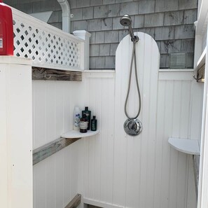 Hair dryer, towels - Beautiful Coastal Loft - 5 Minute Walk to Beach (Jamestown)