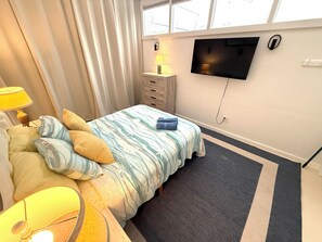 3 bedrooms, iron/ironing board, WiFi, bed sheets - Beautiful Coastal Loft - 5 Minute Walk to Beach (Jamestown)