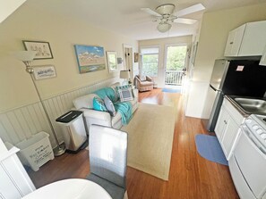 TV - Beautiful Coastal Loft - 5 Minute Walk to Beach (Jamestown)