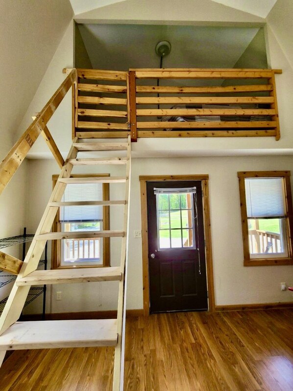 Interior - Loft cabin #2 near beautiful Cedar River (Letts)