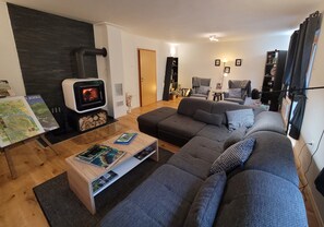 Smart-TV, Kamin, DVD-Player, Bücher