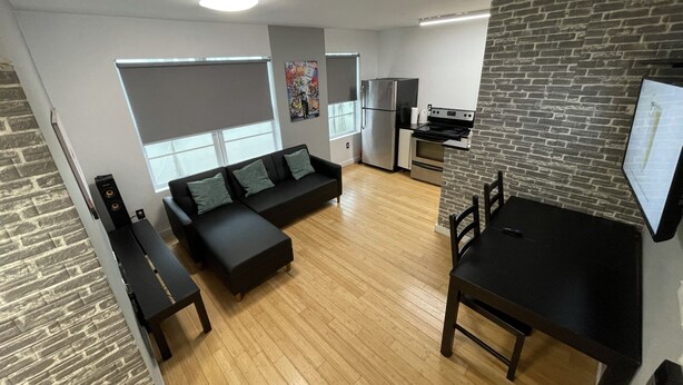 Un appartement moderne comprenant un espace de vie, une cuisine et un coin repas.