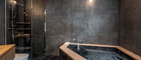 Villa de lujo | Baño | Tina y regadera independientes y amenidades de baño gratuitas