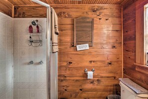 Kostenlose Toilettenartikel, Haartrockner, Handtücher